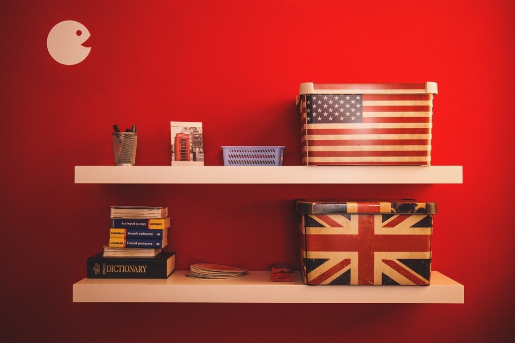 イギリス英語とアメリカ英語のイメージ。イギリスの箱や辞書の画像。