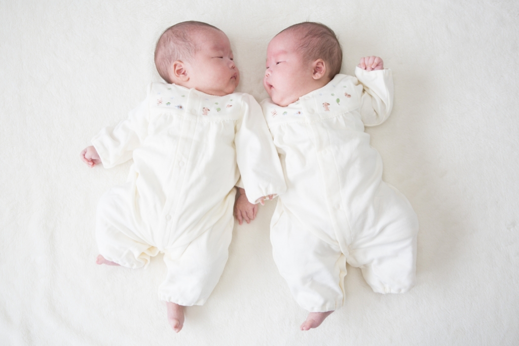 かわいい双子の赤ちゃん画像。同音異義語のイメージ