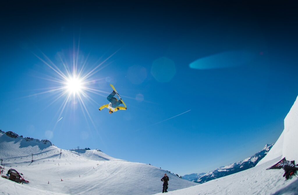 ジャンプ、前を向くイメージ、スノーボード、雪山、青い空、空にジャンプ、飛ぶ、英検1級合格のイメージ