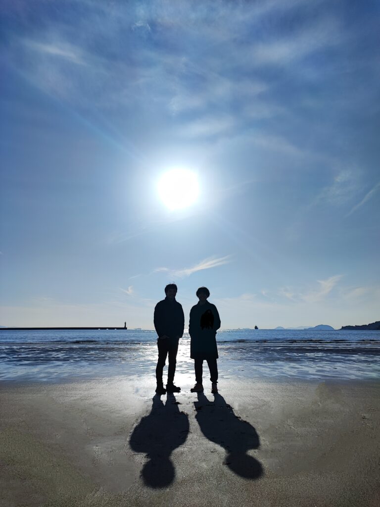 愛媛松山（三津浜）の海辺。友人と合流。逆光カッコイイ風写真。