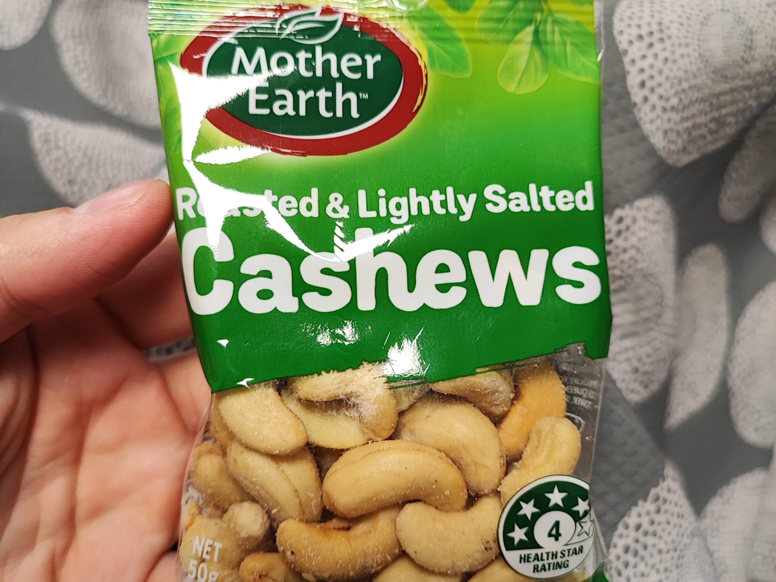 3時のおやつ。カシューナッツ。mother earthのカシューナッツ。roasted and lightly salted cashews