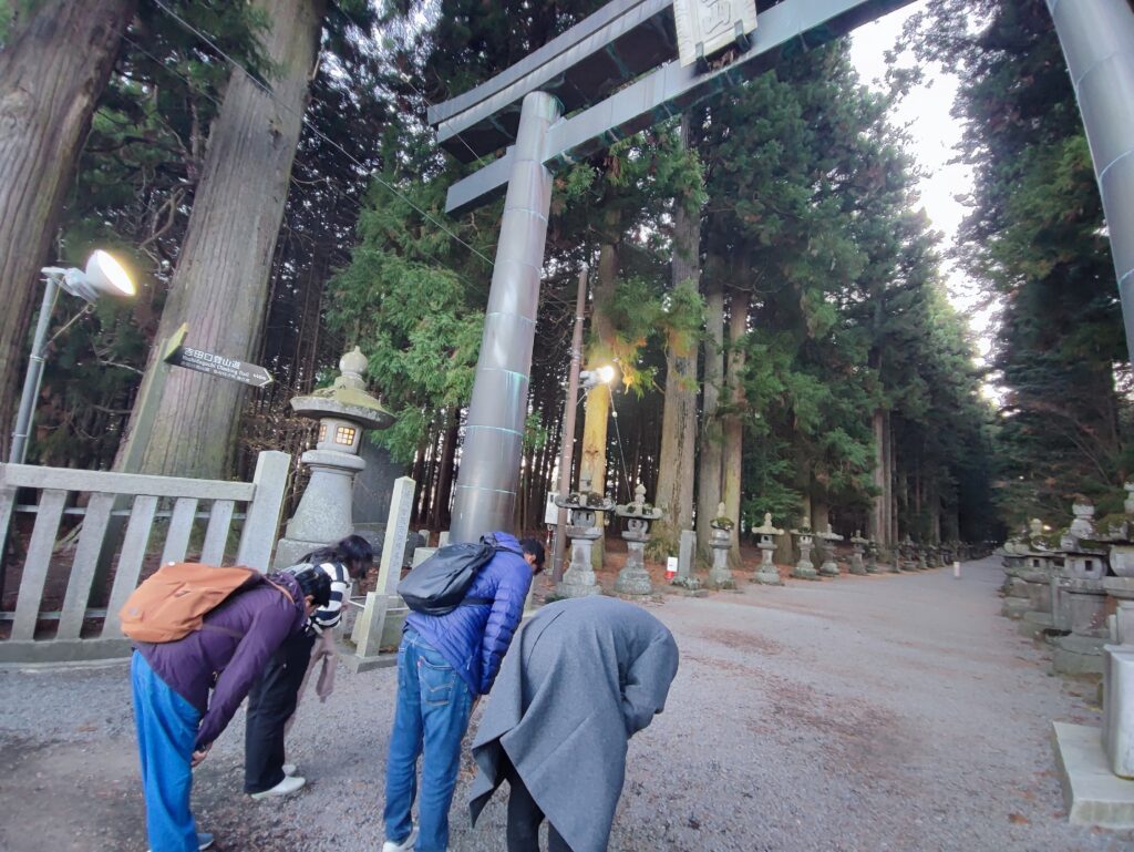 浅間神社にておじぎをする様子